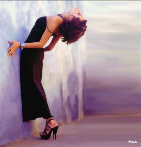 Anjelina Joly Sexy Pose Wallpaper