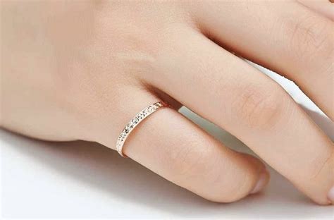 食指带戒指是什么意思 戒指戴在不同手指的意义_婚庆知识_婚庆百科_齐家网