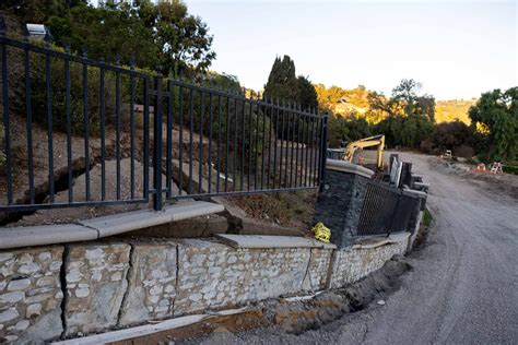Rancho Palos Verdes residents can only watch as massive landslide rips ...
