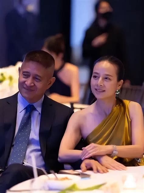 泰国华裔富婆罕见和老公同框，穿斜肩裙美艳贵气，56岁看着像30岁