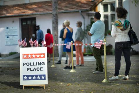 Line of People Voting 的图像结果