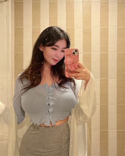 Busty asian : r/2busty2hide
