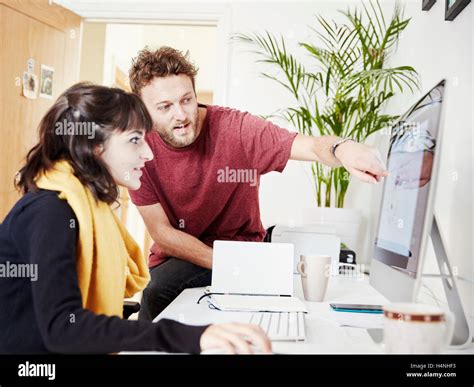 2 People Using a Computer 的图像结果