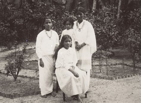 Syrian Christian family - Kerala 1912 - Old Indian Photos