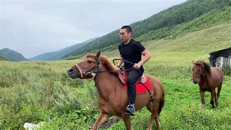 农村年轻人骑马结婚，有人靠提供马为生，一匹三百元年最高挣3万_腾讯新闻