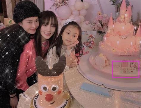 爸爸妈妈“合体”出现在甜馨生日蛋糕上，网友：值得离异夫妻学习_腾讯新闻
