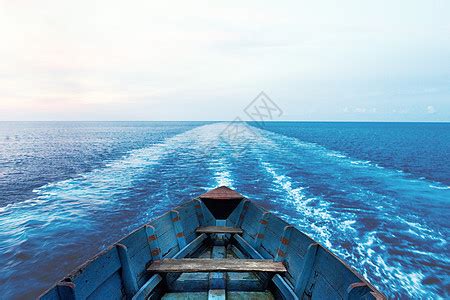 漂流在唯美海中的船图片素材-正版创意图片500494340-摄图网