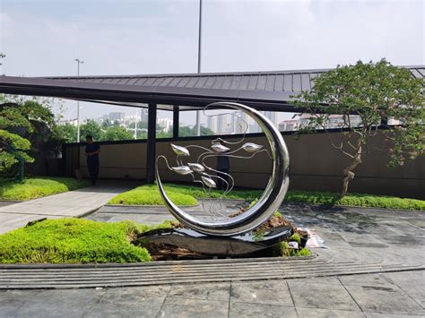 《月亮》雕塑，不锈钢板，高2.0米_山东华艺雕塑艺术股份有限公司