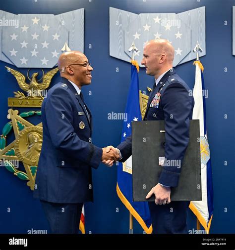 Le chef d'état-major de la Force aérienne, le général CQ Brown Jr. Et ...