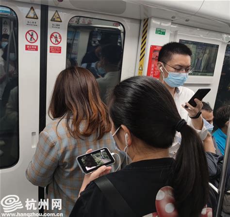 公交地铁上看手机的人们到底在玩什么？-搜狐