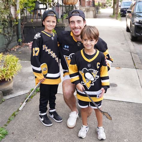 Les joueurs des Penguins livrent eux-mêmes les abonnements de saison | JDQ