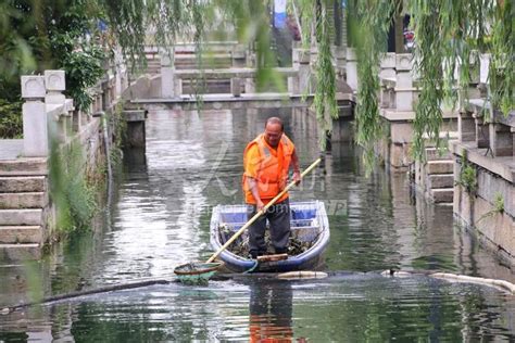 江苏苏州，游客乘手摇小船穿梭在水巷里，凉风习习美景看不尽__财经头条