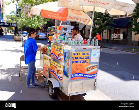 Hot dog stand new york hi-res stock photography and images - Alamy