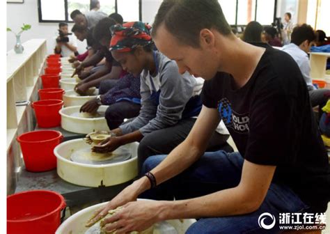 外国人留学生たちが浙江省の無形文化資産の陶芸を体験 (6)--人民網日本語版--人民日報