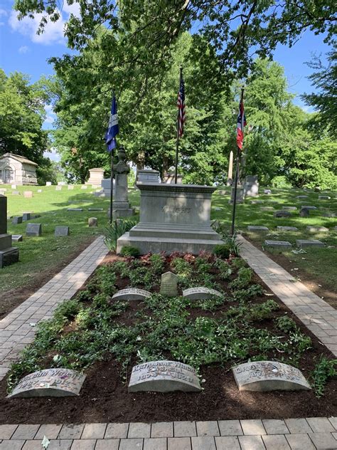 (OC)The Graves of Wilbur & Orville Wright: Woodland Cemetery, Dayton Ohio : r/CemeteryPorn