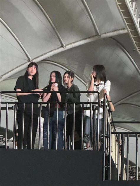 Kanye West "set the stage on fire" with a 150-minute set, driving ...