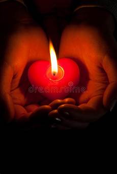 candele a cuore le umane tengono la candela burning a forma di cuore candele a cuore le umane tengono la candela burning a forma di cuore