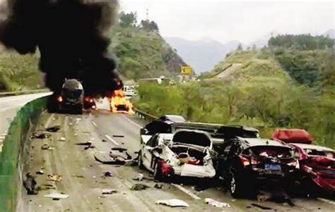 连霍高速9车连撞3死1伤 兰州消防紧急救援