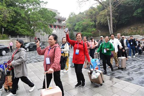 中越跨境旅游恢复通关 首批游客从广西凭祥友谊关出境 - 中国日报网