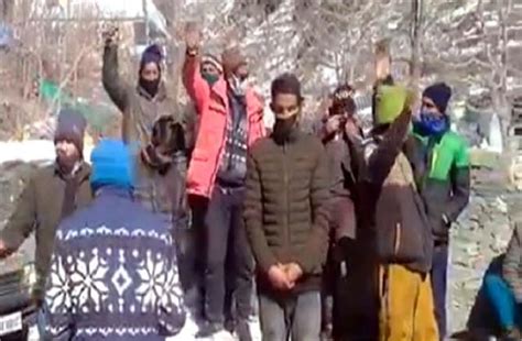 किन्नौर में हाईड्रो प्रोजैक्ट से निकाले कर्मचारियों ने किया धरना ...