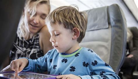 12 Ways To Keep Your Child Entertained on a Plane - lifeberrys.com