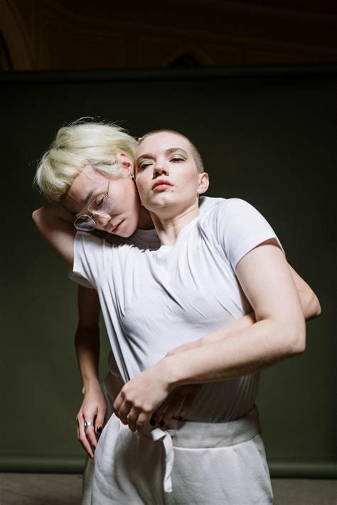 People Looking Standing 的图像结果