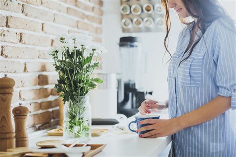 How Long Does It Take for Caffeine to Kick in and Wear Off? | The Output by Peloton