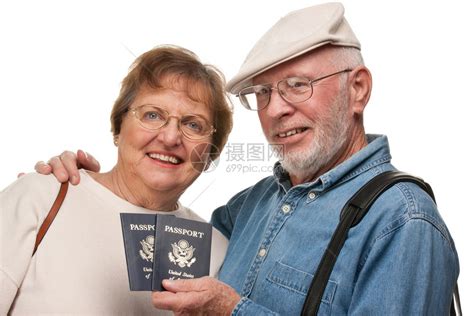 幸福的老年夫妇护照和袋子孤立在白色背景高清图片下载-正版图片303641649-摄图网