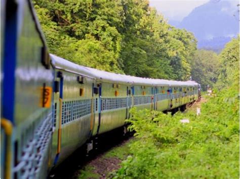 Indian Railways: రైలులో టాయిలెట్‌కు వెళ్తున్న ప్రయాణికుడికి షాకింగ్ ఘటన ...