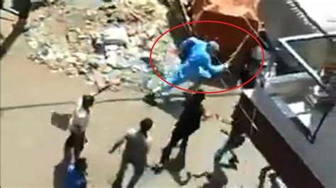 Shocking video! Doctors, nurses attacked by locals in Indore during ...