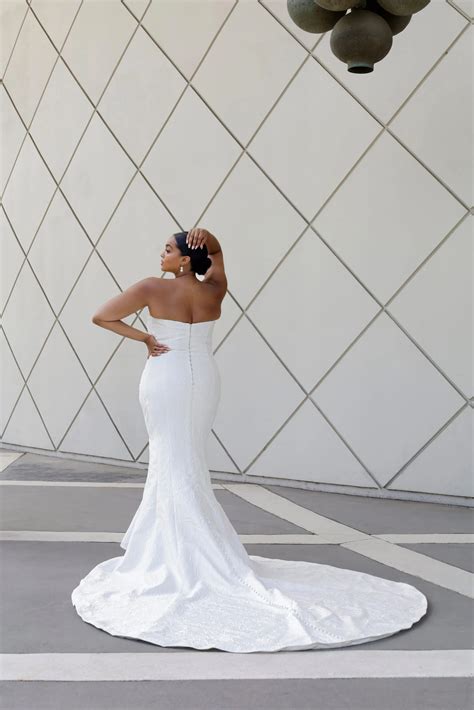 Elegant Plus Size Fit-and-Flare Wedding Dress with Detachable Bow