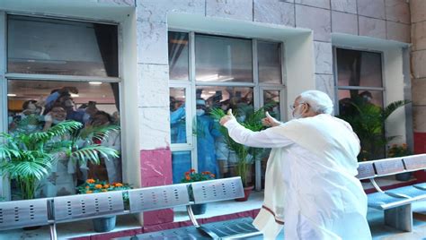 Modi's 'Thumbs Up' To Healthcare Workers At RML Hospital As India Marks ...