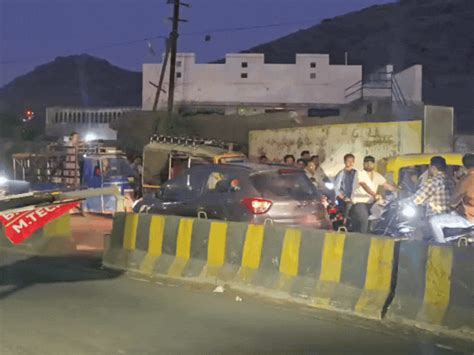 Junagadh Power Pole Accident Near Girnar Darwaja; Live Wires Pose Danger
