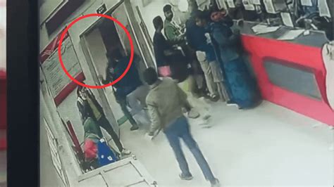 पोस्ट ऑफिस में गुंडागर्दी का VIDEO; क्लर्क ने ग्राहक को मारा चाटा ...