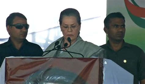 Acrimonious campaign in Vijayapura as Sonia Gandhi, PM Modi trade barbs ...