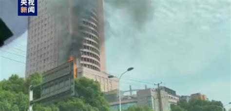 突发！长沙一大楼起火，数十层楼体燃烧剧烈！上市公司最新回应_新浪新闻