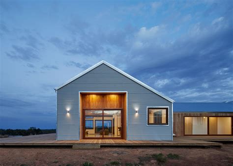 澳大利亚乡村波纹钢小屋建筑-253平方米，提供了坚固耐用的外观设计，里屋有三间小房间，一个共享的浴室，一个开放式的厨房，餐厅，客厅和游戏室，和 ...