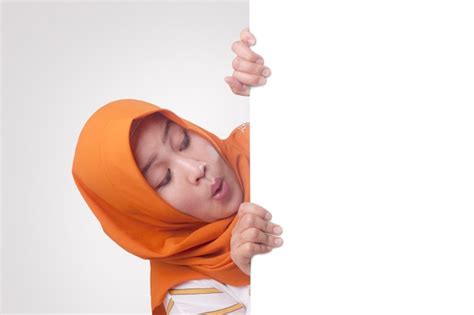 Young muslim woman smiling behind blank white board | Premium Photo