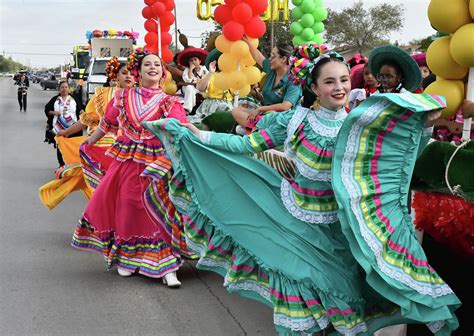 Diez y Seis parade draws crowds, cheers for Mexican independence