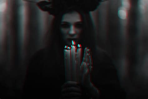 Erschreckende Hexe führt ein okkultes Ritual mit Kerzen durch ...