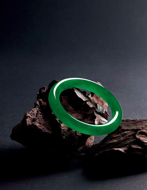 翡翠戒指如何保养 翡翠手镯戴绿的好还是通透的好处 - 冰种玻璃种翡翠手镯挂件A货_翡翠原石种水等级划分鉴定价格多少钱，国翠世家珠宝