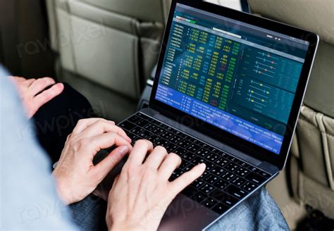 Using Laptop 的图像结果