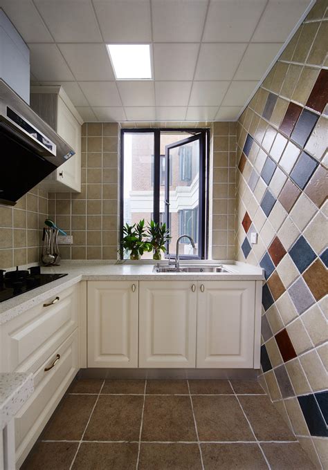 厨房：简单大方以白色为主的厨房，整洁，干净，墙面图砖让空间更加灵活来_装修美图-新浪家居