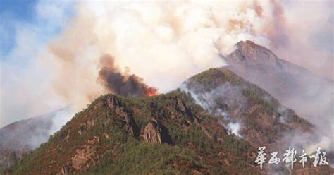 美国加州山火持续肆虐 出动消防员和直升机灭火