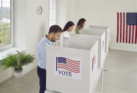 Line of People Voting 的图像结果