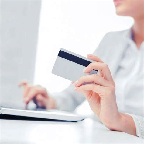 向工资卡发卡行申请信用卡，更容易获批_还款_服务_银行