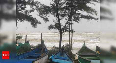 200 trawlers take shelter at Vasco | Goa News - Times of India