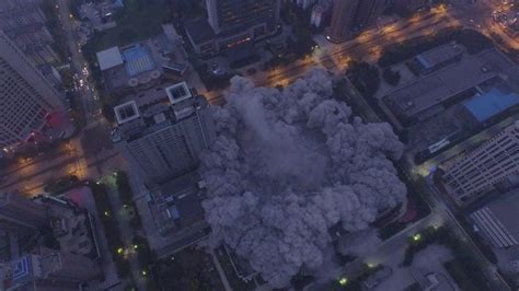 震撼现场！宜昌意达大厦爆破拆除 近50米高楼在烟尘中成为历史_凤凰网视频_凤凰网