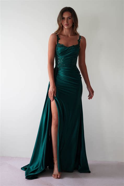 Pin by juliet on dresses 👗 in 2025 | Prom dress inspiration, Emerald ...