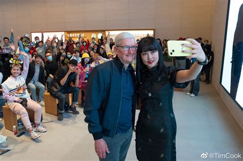 库克中国行：晒和黄龄合影、宣布苹果捐赠增加至1亿元支持教育事业--快科技--科技改变未来